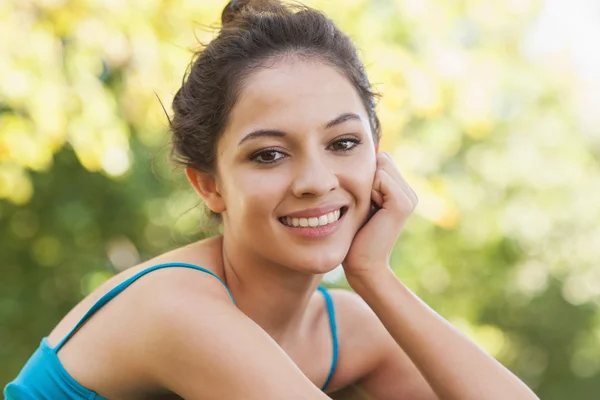 Ritratto di donna stupenda seduta in un parco — Foto Stock