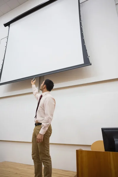 Profesor con pantalla de proyección en la sala de conferencias — Foto de Stock