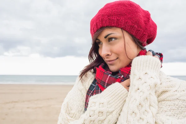 Frau mit Strickmütze und Pullover am Strand — Stockfoto