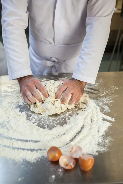 Close up van baker kneden van deeg — Stockfoto