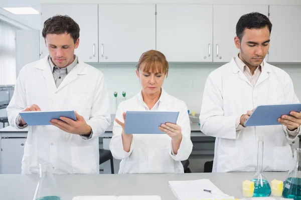 Cientistas usando tablet PCs no laboratório — Fotografia de Stock
