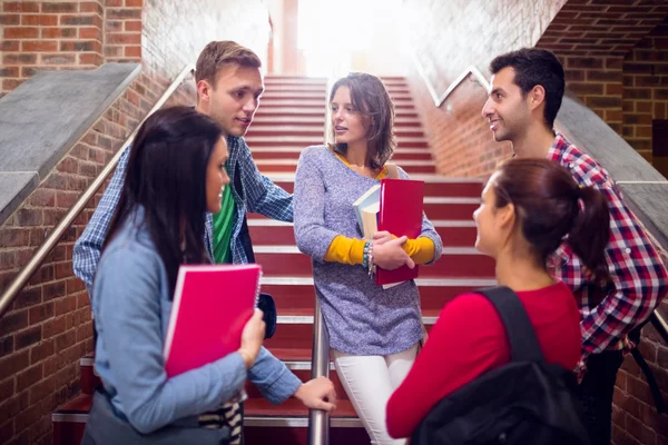 Estudantes universitários convertendo em escadas na faculdade — Fotografia de Stock