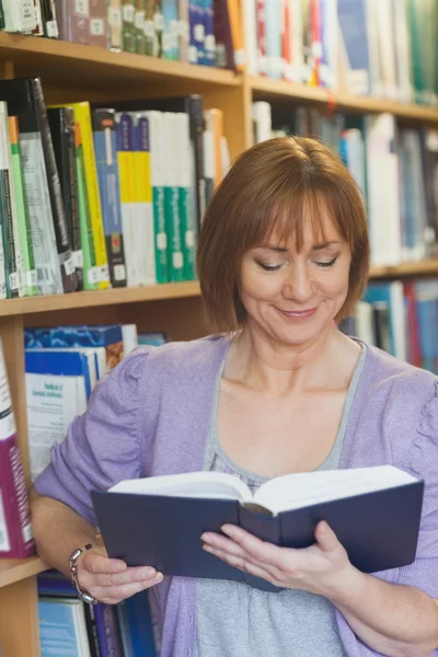 Mujer de contenido pacífico leyendo un libro — Foto de Stock