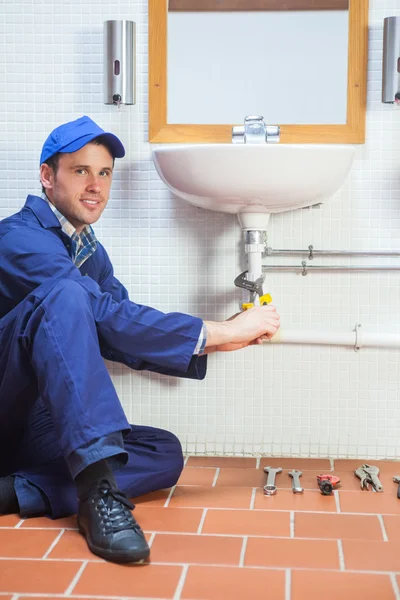 Lavabo tamiri tesisatçı gülümseyen — Stok fotoğraf