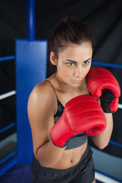 Entschlossene Frau in roten Boxhandschuhen — Stockfoto