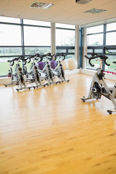 Spinning exercise bikes in gym room — Stock Photo, Image
