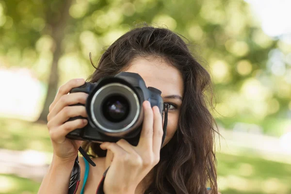 Mooie brunette vrouw nemen van een foto — Stockfoto