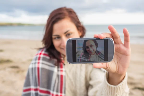 Donna auto fotografare con smartphone sulla spiaggia — Foto Stock