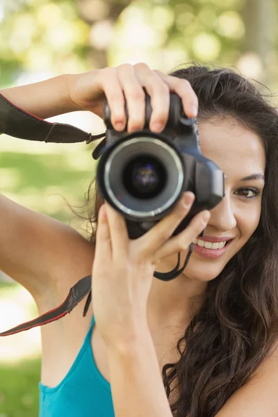 Adorável jovem mulher tirando uma foto — Fotografia de Stock