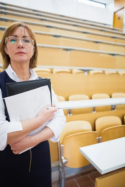 Grave insegnante elegante in piedi nella sala conferenze — Foto Stock