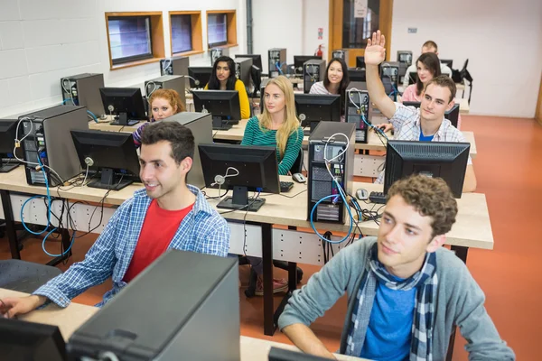 Studenter i datasalen college — Stockfoto