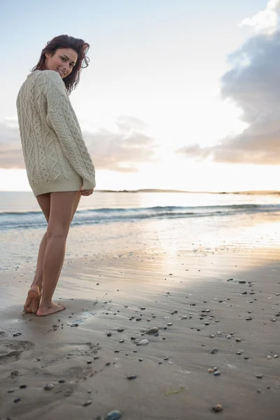 Pełnej długości kobiety w stojący sweter na plaży — Zdjęcie stockowe