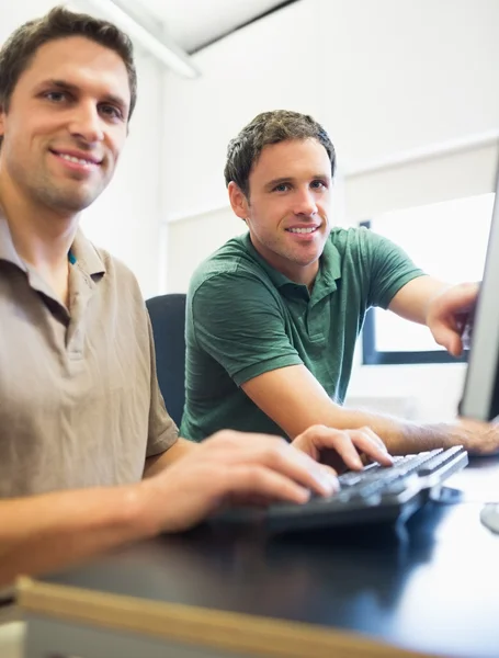 Insegnante e studente maturo in sala computer — Foto Stock