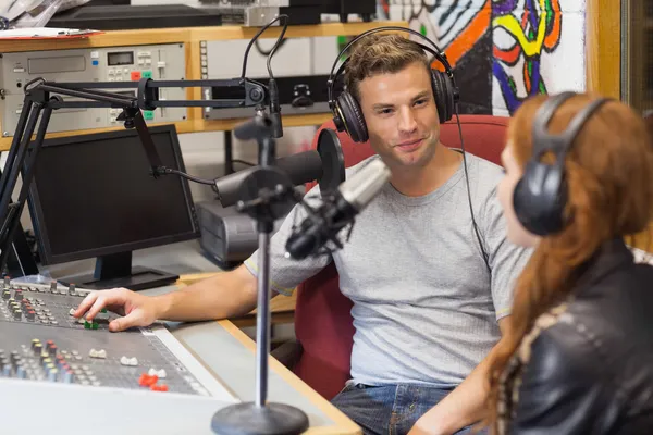 Atractivo anfitrión de radio de contenido entrevistando a un invitado — Foto de Stock