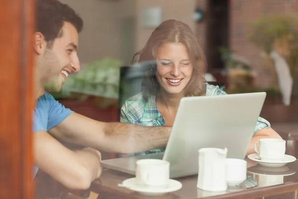 Två skrattande studenter titta på laptop — Stockfoto