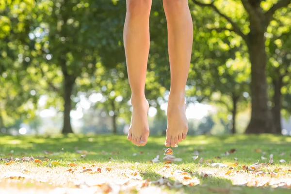 女性の足の空気の高いジャンプをクローズ アップ — ストック写真