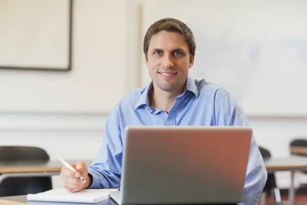 Bello studente maturo che impara e siede in classe — Foto Stock