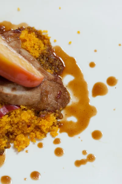 Primo piano del couscous con carne — Foto Stock