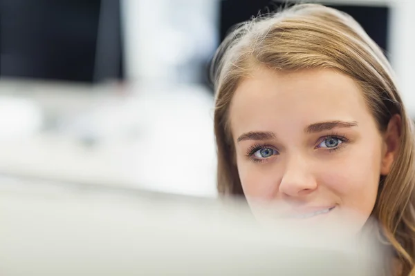 Glad söt student arbetar på dator — Stockfoto