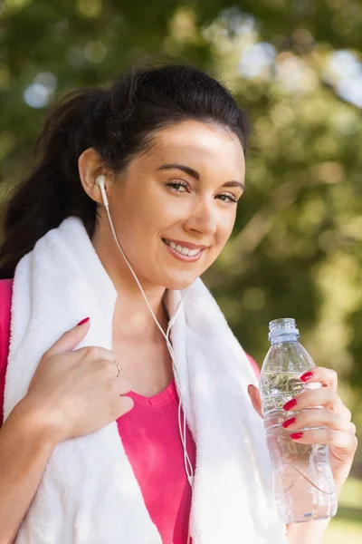 Vrolijke jonge vrouw die zich voordeed in een park — Stockfoto