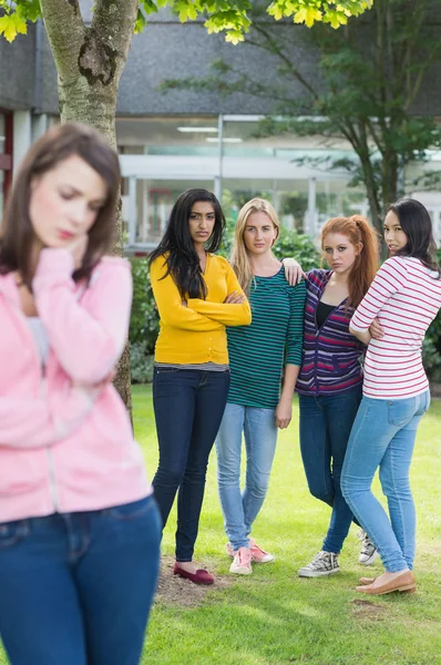 Estudiante siendo intimidado por un grupo de estudiantes — Foto de Stock