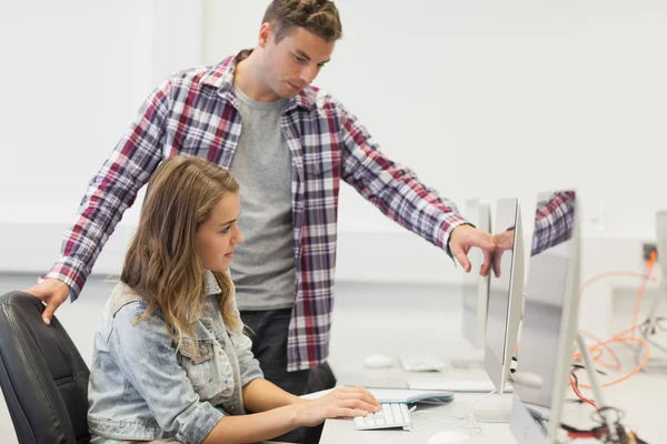 Två fokuserade elever arbetar på dator — Stockfoto