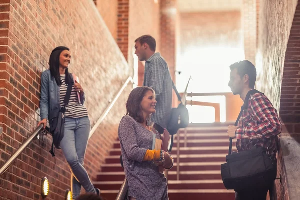 Estudantes casuais de pé na escada conversando — Fotografia de Stock