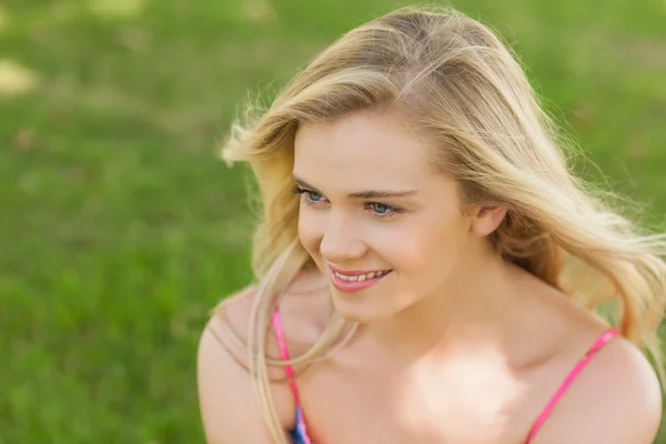 Atraktivní mladá žena sedící na trávníku — Stock fotografie