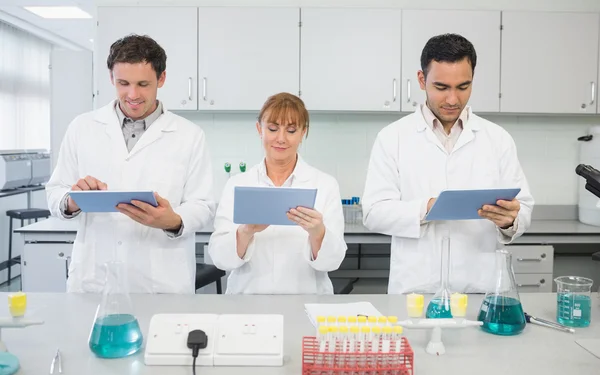 Wetenschappers met behulp van tablet-pc's in het lab — Stockfoto