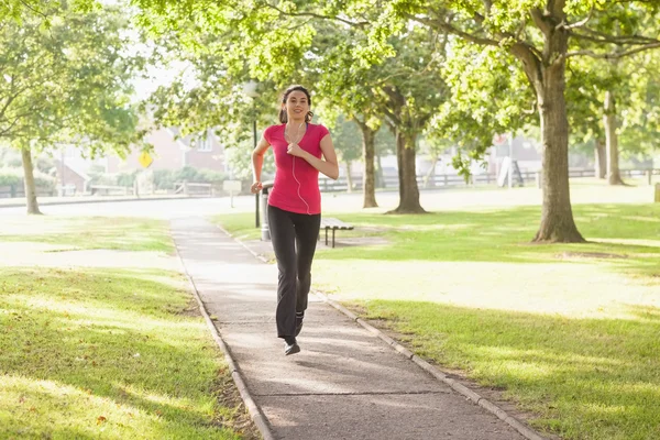 Donna sportiva che corre in un parco — Foto Stock