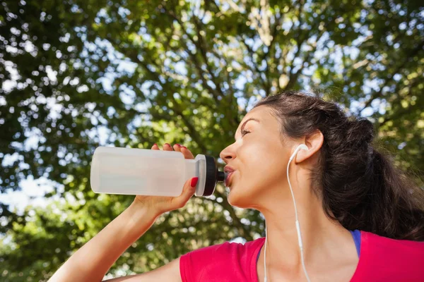 Conteúdo Mulher esportiva bebendo um pouco de água — Fotografia de Stock