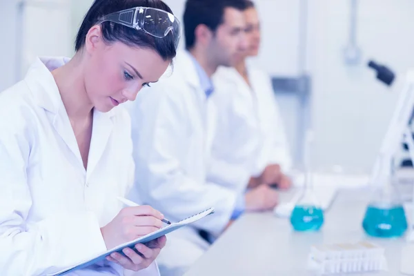 Investigadores que trabajan en experimentos en el laboratorio —  Fotos de Stock