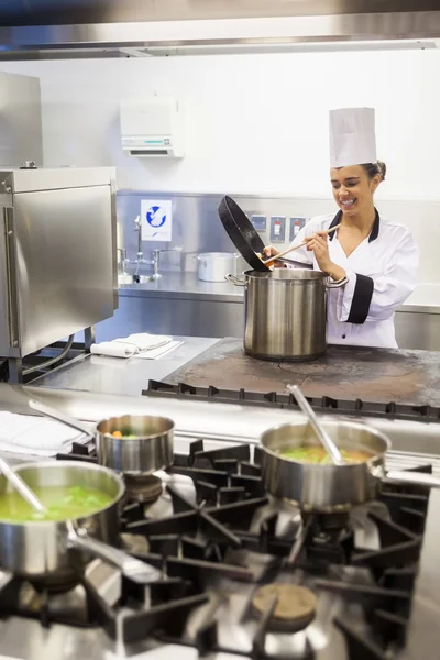 Jonge vrolijke chef-kok maaltijd bereiden — Stockfoto