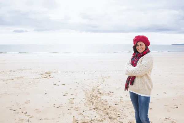 Porträt einer hübschen Frau in stylischer warmer Kleidung am Strand — Stockfoto