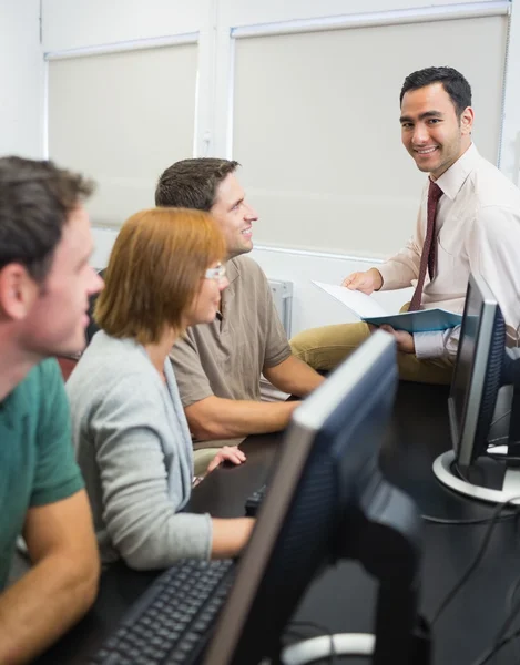 Teacher and mature students in computer room — Stock Photo, Image