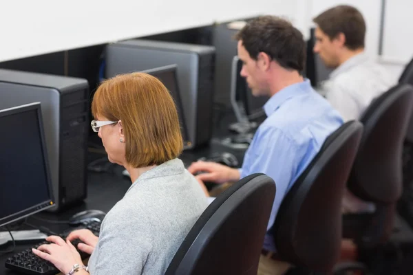 Mature students in the computer room — Stock Photo, Image