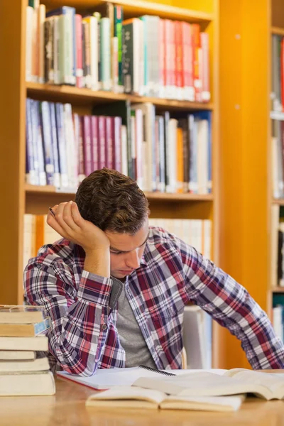 Bonito estudante cansado estudando seus livros — Fotografia de Stock