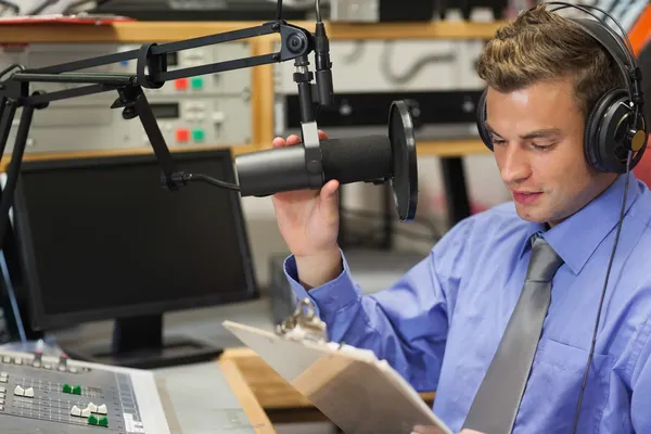 Bien habillé animateur radio concentré modérateur — Photo