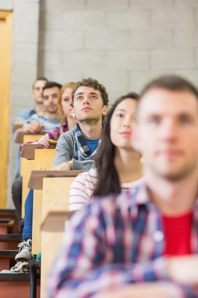 Primer plano de los jóvenes estudiantes sentados en el aula — Foto de Stock