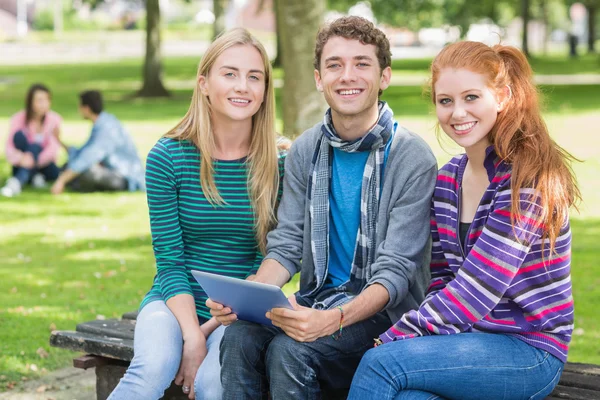 Estudiantes universitarios con tablet PC en el parque — Foto de Stock