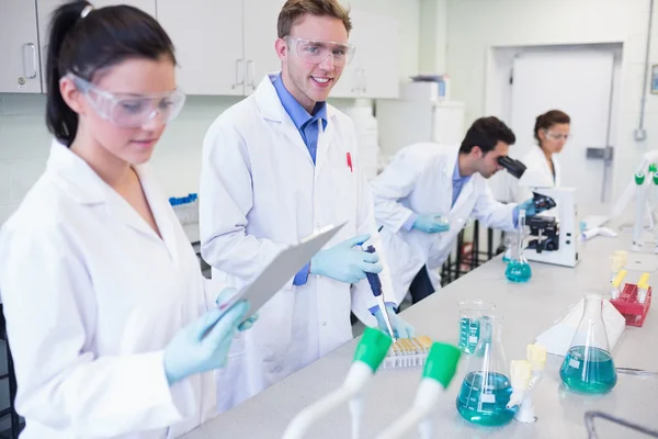 Investigadores que realizan experimentos en el laboratorio — Foto de Stock