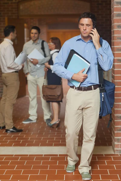 Attraktiver reifer Student telefoniert mit seinem Smartphone — Stockfoto