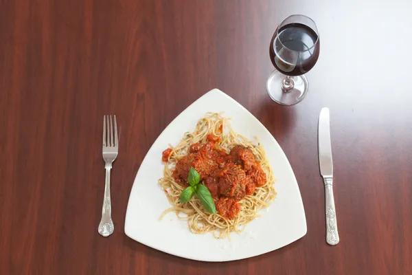 Ogólny widok spaghetti i klopsiki z liści bazylii — Zdjęcie stockowe
