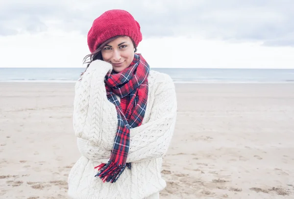 Leuke glimlachende jonge vrouw in stijlvolle warme kleding — Stockfoto