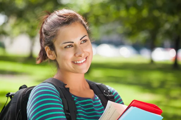Studente sorridente casuale che tiene libri — Foto Stock