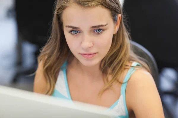 Ernstige mooie student werkt aan computer — Stockfoto