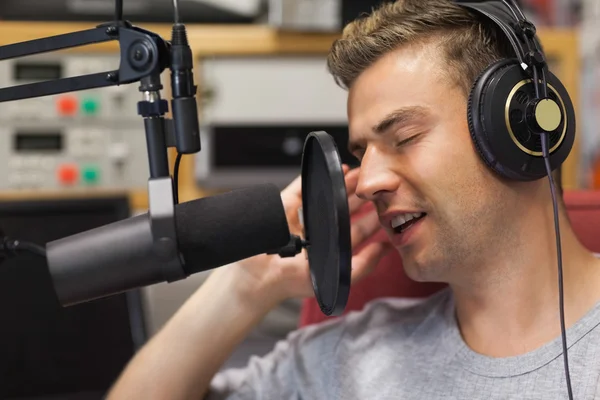 Guapo cantante centrado en la grabación de una canción —  Fotos de Stock