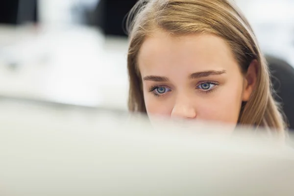 Concentrando estudante bonita trabalhando no computador — Fotografia de Stock
