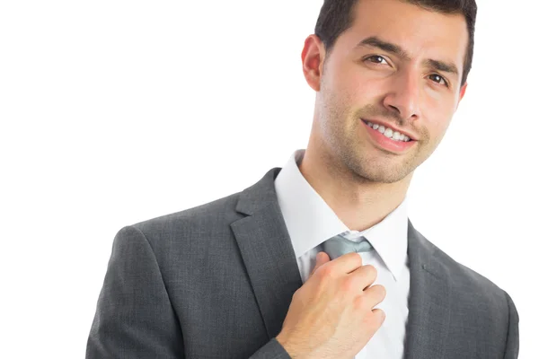 Bell'uomo d'affari sorridente che regola la cravatta blu — Foto Stock