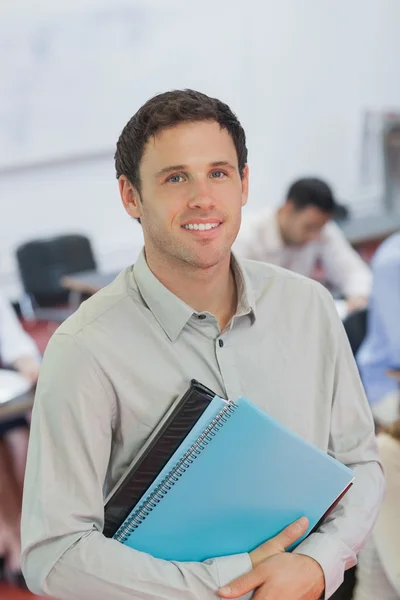 Stilig manlig lärare poserar i hans klassrum — Stockfoto